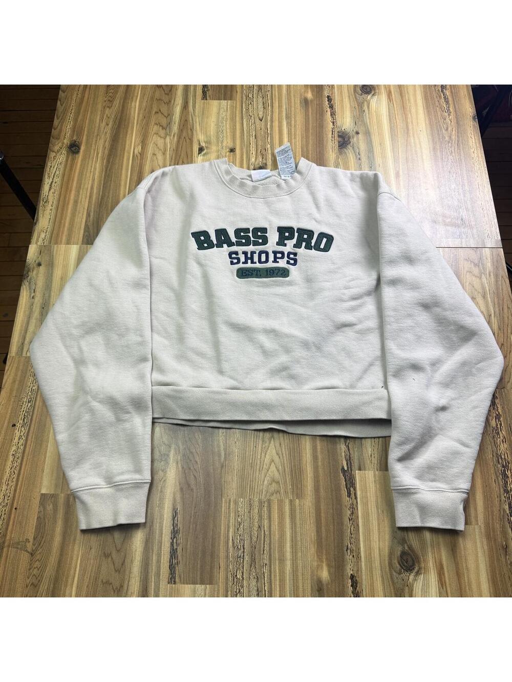 Bass Pro Shops cream crewneck sweatshirt